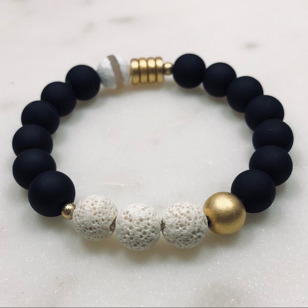 ✨ Handmade Beaded Stretch Bracelet – Black & Gold